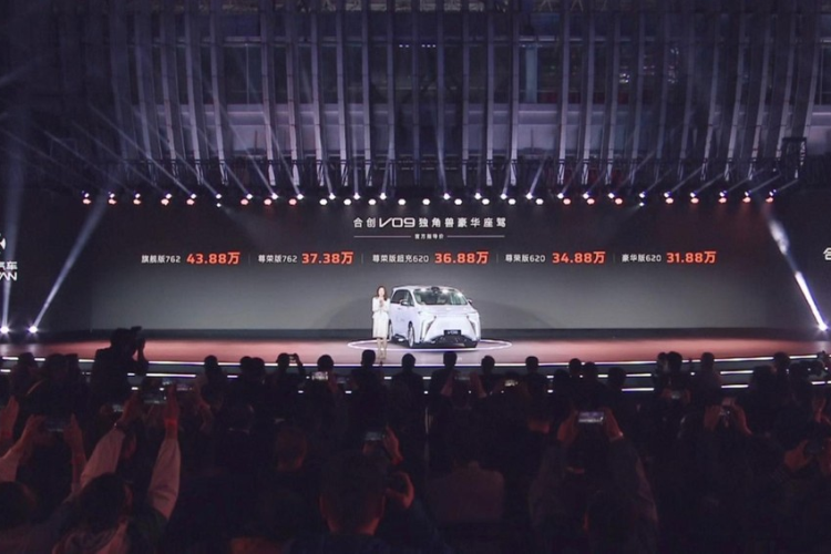 Phân khúc MPV hạng sang tầm trung đến cao cấp luôn thu hút các khách hàng tại Trung Quốc, vì lẽ đó, nhiều hãng đã cho ra đời các mẫu xe VIP này để phục vụ thượng đế, và Hycan của GAC không đứng ngoài cuộc chơi với xe MPV điện Hycan V09 2024.