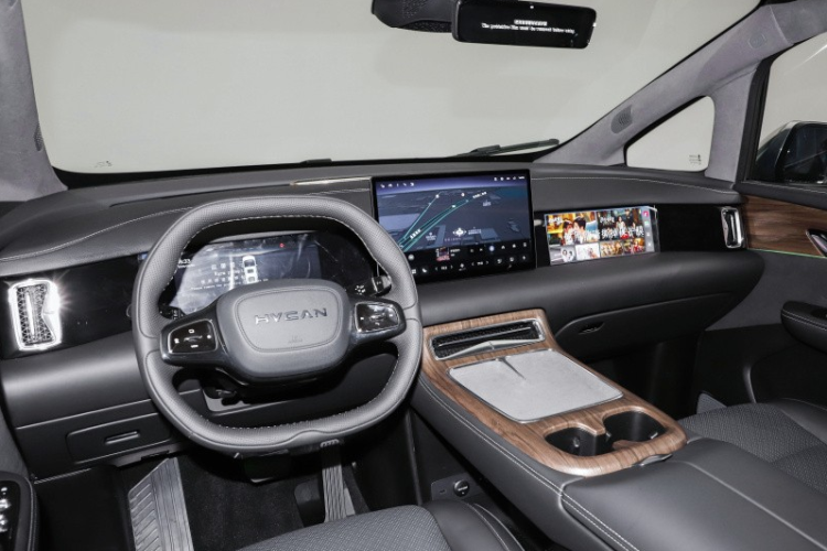 Xe Hycan V09 2024 bố trí 7 chỗ theo kiểu 2+2+3, ghế được bọc giả da và da Nappa. Ngoài ra, hàng ghế trước và hàng ghế thứ hai được trang bị tiêu chuẩn chỉnh điện; và các mẫu cao cấp còn có hệ thống sưởi, thông gió và mát-xa. Thể tích cốp xe tiêu chuẩn là 610 lít. Sau khi gập hàng ghế thứ 3 xuống, thể tích tăng lên 2.430 lít.