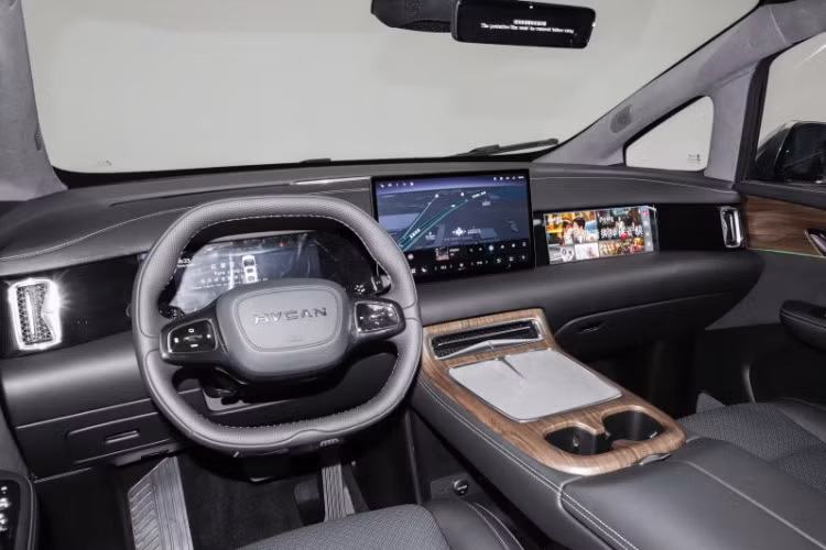 Xe Hycan V09 2024 bố trí 7 chỗ theo kiểu 2+2+3, ghế được bọc giả da và da Nappa. Ngoài ra, hàng ghế trước và hàng ghế thứ hai được trang bị tiêu chuẩn chỉnh điện; và các mẫu cao cấp còn có hệ thống sưởi, thông gió và mát-xa. Thể tích cốp xe tiêu chuẩn là 610 lít. Sau khi gập hàng ghế thứ 3 xuống, thể tích tăng lên 2.430 lít.