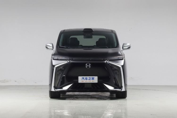 Xe có tổng cộng 5 mẫu được ra mắt, mức giá xe Hycan V09 2024 từ 318.800 nhân dân tệ đến 438.800 nhân dân tệ (tương đương 1,03 tỷ đồng đến 1,43 tỷ đồng). Hycan V09 2024 có 4 bốn màu thân xe là đen nhật thực, trắng cực chất, xám thiên thạch và xanh hồ nhạt.