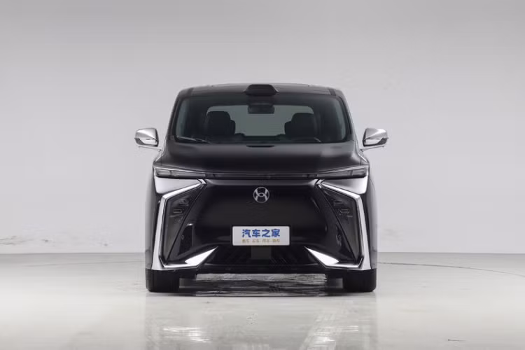 Xe có tổng cộng 5 mẫu được ra mắt, mức giá xe Hycan V09 2024 từ 318.800 nhân dân tệ đến 438.800 nhân dân tệ (tương đương 1,03 tỷ đồng đến 1,43 tỷ đồng). Hycan V09 2024 có 4 bốn màu thân xe là đen nhật thực, trắng cực chất, xám thiên thạch và xanh hồ nhạt.