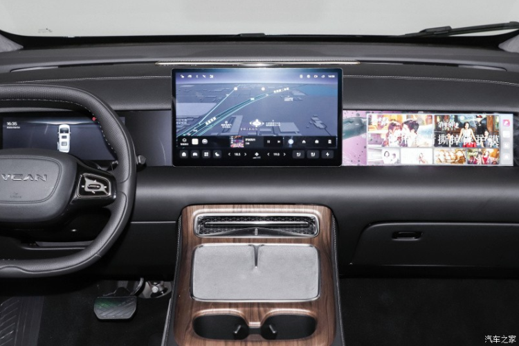 Ngoài ra còn có cốp trước có dung tích 32 lít. Có hơn 23 cảm biến xung quanh xe, bao gồm 30 chức năng hỗ trợ lái xe tiên tiến và 16 chức năng hỗ trợ đỗ xe. Cụ thể, Hycan V09 2024 mẫu cao cấp đi kèm với lidar 130 dòng, radar sóng 5 mm, 12 radar siêu âm, một camera trước độ phân giải cao và bốn camera quan sát xung quanh.