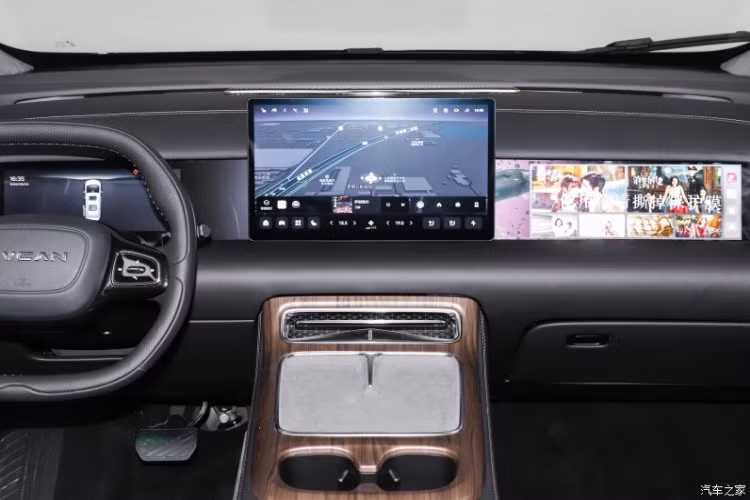 Ngoài ra còn có cốp trước có dung tích 32 lít. Có hơn 23 cảm biến xung quanh xe, bao gồm 30 chức năng hỗ trợ lái xe tiên tiến và 16 chức năng hỗ trợ đỗ xe. Cụ thể, Hycan V09 2024 mẫu cao cấp đi kèm với lidar 130 dòng, radar sóng 5 mm, 12 radar siêu âm, một camera trước độ phân giải cao và bốn camera quan sát xung quanh.