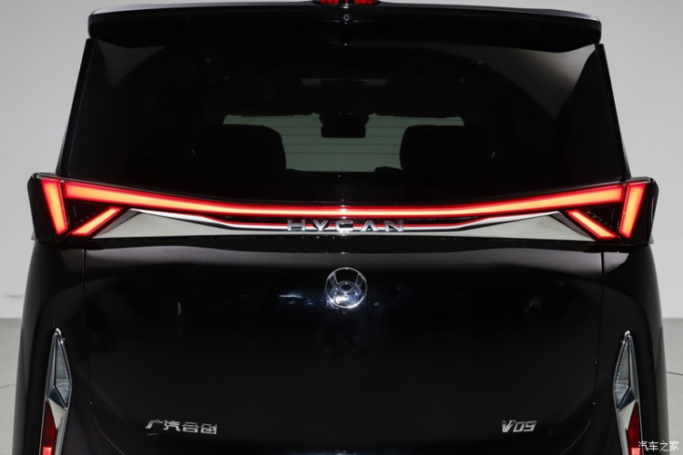 Các đường kim loại tấm phục vụ ánh sáng và bóng tối có thể nhìn thấy trên các tấm cửa khiến phần hông to lớn của xe không bị che khuất, trông buồn tẻ. Đường viền mạ crôm ở phía dưới là điểm nhấn hoàn thiện bên hông xe, giúp hạ thấp trọng tâm thị giác và cũng tính đến sở thích phổ thông của người tiêu dùng.