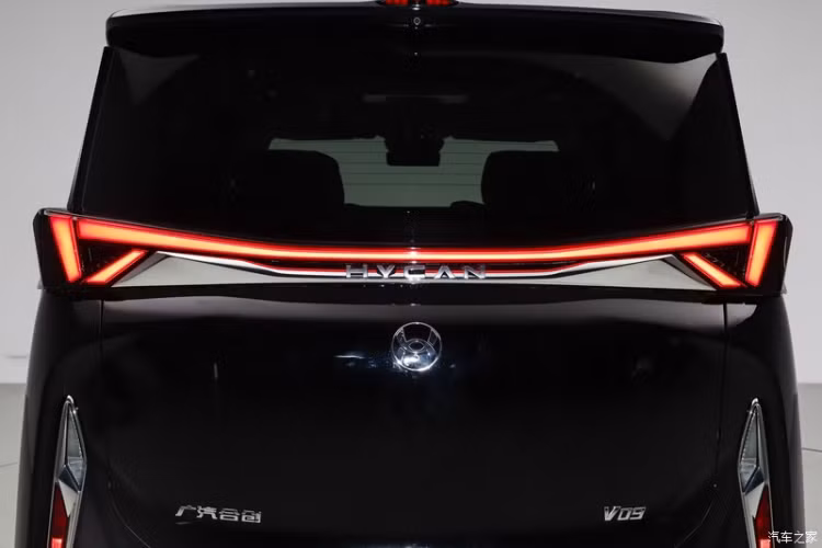 Các đường kim loại tấm phục vụ ánh sáng và bóng tối có thể nhìn thấy trên các tấm cửa khiến phần hông to lớn của xe không bị che khuất, trông buồn tẻ. Đường viền mạ crôm ở phía dưới là điểm nhấn hoàn thiện bên hông xe, giúp hạ thấp trọng tâm thị giác và cũng tính đến sở thích phổ thông của người tiêu dùng.