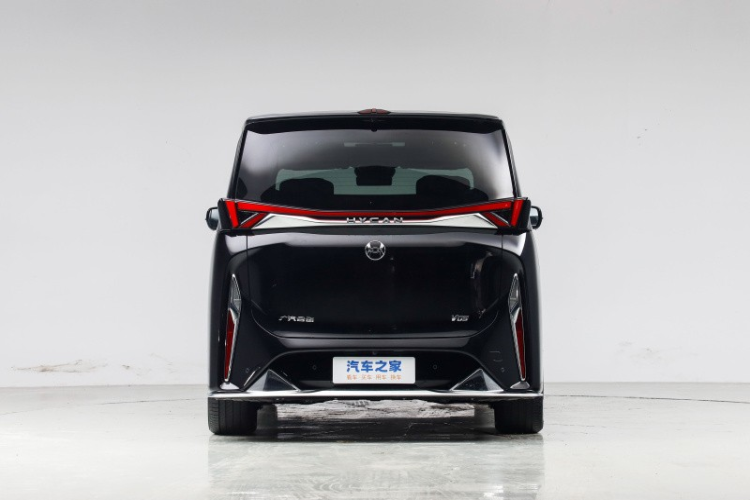 Các chi tiết mặt trước của xe Hycan V09 2024 sử dụng sự kết hợp giữa đèn chiếu sáng ban ngày LED thông dụng và xuyên thấu, đèn pha chia đôi, logo thương hiệu được ẩn chính giữa mặt trước và có thể phát sáng đồng thời với đèn chiếu sáng ban ngày.