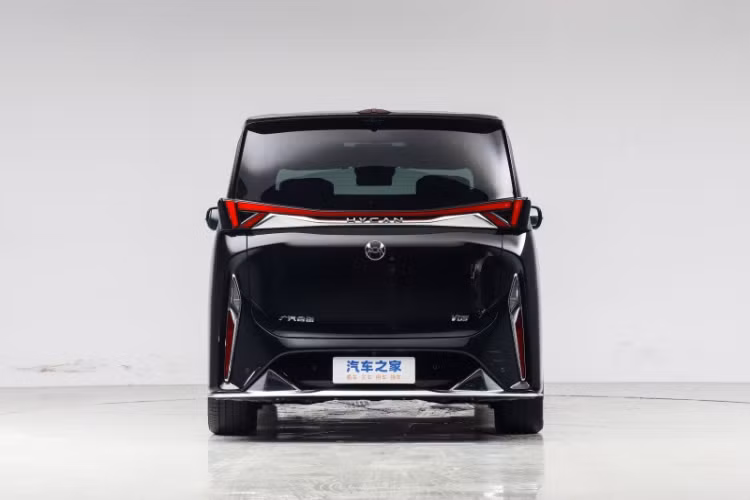 Các chi tiết mặt trước của xe Hycan V09 2024 sử dụng sự kết hợp giữa đèn chiếu sáng ban ngày LED thông dụng và xuyên thấu, đèn pha chia đôi, logo thương hiệu được ẩn chính giữa mặt trước và có thể phát sáng đồng thời với đèn chiếu sáng ban ngày.