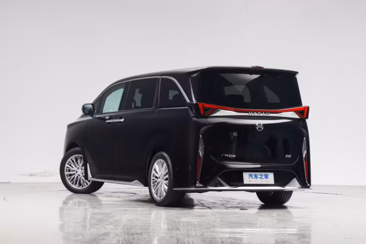 Điều đáng nói là chiếc xe MPV Hycan V09 2024 sử dụng hệ thống treo chủ động thông minh toàn thời gian với 9 cấp độ điều chỉnh mềm và cứng, bao gồm chế độ thông thường, chế độ thoải mái, chế độ thể thao và chế độ thông minh.