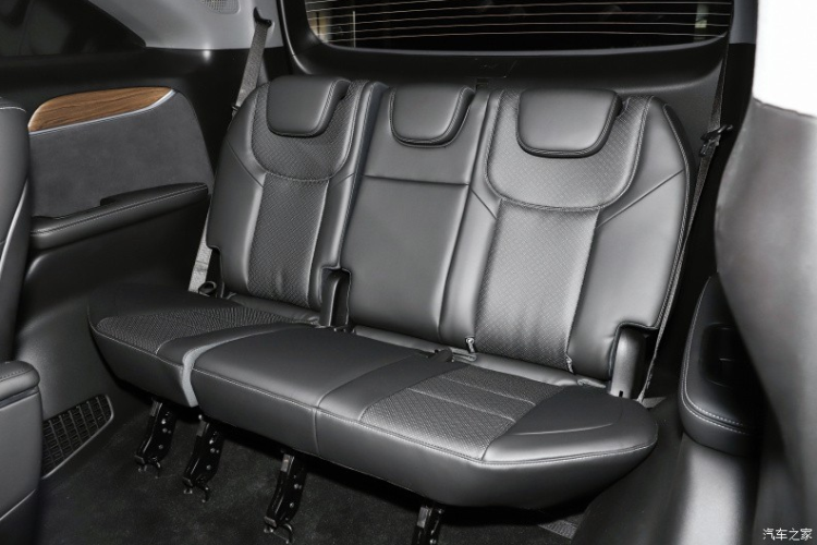 Chiếc xe Hycan V09 2024 mới không chỉ có ngoại hình nổi bật mà còn có cấu hình tiện nghi phong phú, xe được chế tạo dựa trên kiến trúc điện thuần H-EGA, được trang bị nền tảng SiC (Silicon Carbide) điện áp cao 800V tiêu chuẩn, động cơ phía trước đồng bộ nam châm vĩnh cửu 271 mã lực và mô men xoắn cực đại 225 Nm và tốc độ tối đa 190 km/h.