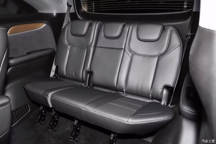 Chiếc xe Hycan V09 2024 mới không chỉ có ngoại hình nổi bật mà còn có cấu hình tiện nghi phong phú, xe được chế tạo dựa trên kiến trúc điện thuần H-EGA, được trang bị nền tảng SiC (Silicon Carbide) điện áp cao 800V tiêu chuẩn, động cơ phía trước đồng bộ nam châm vĩnh cửu 271 mã lực và mô men xoắn cực đại 225 Nm và tốc độ tối đa 190 km/h.