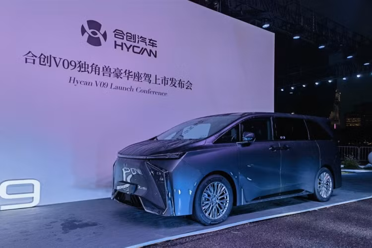 Chiếc xe mới cũng sẽ được trang bị hệ thống quản lý năng lượng Hi-EMS và giải pháp sạc siêu nhanh 4C với công suất 410 kilowatt, có thể đạt được hiệu suất vượt trội là tăng tuổi thọ pin thêm 400 km sau 10 phút sạc. Xe được trang bị ổ cắm xả 2200W và giao diện xả 6000W bên ngoài xe.