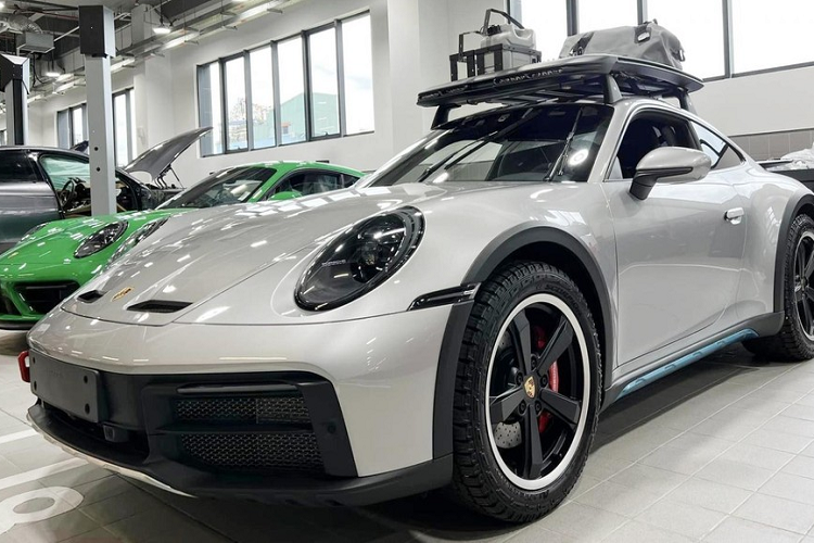 Số lượng dòng xe thể thao Porsche 911 tại Việt Nam đã trên 250 chiếc, với đủ phiên bản, từ bình dân đến VIP như 911 GT2 RS, 911 GT3 RS..., chính vì điều này, mà việc góp mặt của 1 chiếc xe thể thao Porsche 911 Dakar 2023 chuyên off-road đầu tiên về Việt Nam càng làm tăng thêm hương vị đã quá đậm đà của Porsche Club Việt Nam.