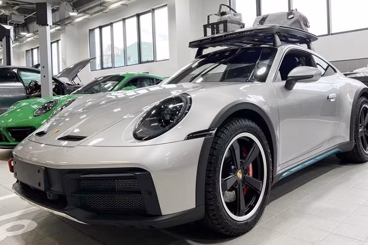 Số lượng dòng xe thể thao Porsche 911 tại Việt Nam đã trên 250 chiếc, với đủ phiên bản, từ bình dân đến VIP như 911 GT2 RS, 911 GT3 RS..., chính vì điều này, mà việc góp mặt của 1 chiếc xe thể thao Porsche 911 Dakar 2023 chuyên off-road đầu tiên về Việt Nam càng làm tăng thêm hương vị đã quá đậm đà của Porsche Club Việt Nam.