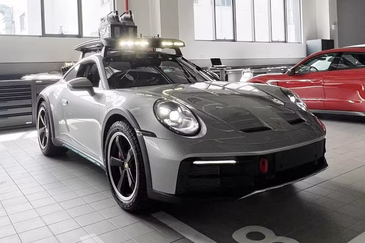 Vì sao Porsche 911 Dakar 2023 đặc biệt, đơn giản, vì đây chính là chiếc 911 đầu tiên mà hãng xe Porsche tạo ra với mục đích off-road, nghe có vẻ hơi hoang đường nhưng các kỹ sư của hãng xe thể thao đến từ Đức đã tính rất kỹ, mang xe hành xác qua hàng chục con đường, núi rừng khác nhau để thử nghiệm, trước khi bán mẫu xe Porsche 911 Dakar 2023 ra thị trường với 2 biến thể, 1 tiêu chuẩn và 1 bản đặc biệt, giới hạn sản xuất