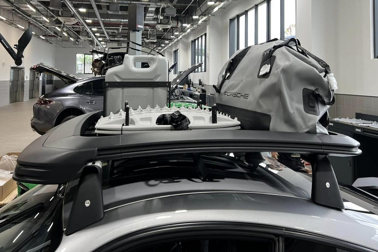 Trong đó, hình ảnh về chiếc xe thể thao Porsche 911 Dakar 2023 chuyên off-road đầu tiên về Việt Nam đã được chia sẻ lên mạng xã hội cho thấy, mẫu xe này đã được chủ nhân cho lên đồ chơi rất quan trọng, đó chính là tấm baga mui, có thể chất vài túi đồ đơn giản hoặc gắn lều, bình đựng xăng, ngoài ra còn có hệ thống chiếu sáng trên nóc nhà thứ 2 này, tất cả đều do hãng Porsche thiết kế.