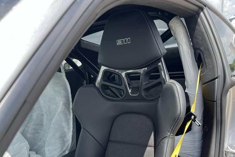 Nhưng theo tiết lộ của chủ nhân, sẽ không loại trừ xe có biển 4 số 1904, trong đó, 19/04 là ngày sinh của chủ xe, ngoài ra, anh còn đặt số thứ tự xe là 1.904/2.500 cho chiếc xe thể thao Porsche 911 Dakar 2023 của mình, vì thế, tấm biển 51K-1904X hoặc 51K-X1904 sẽ là rất ý nghĩa.