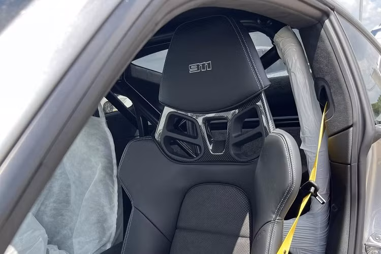 Nhưng theo tiết lộ của chủ nhân, sẽ không loại trừ xe có biển 4 số 1904, trong đó, 19/04 là ngày sinh của chủ xe, ngoài ra, anh còn đặt số thứ tự xe là 1.904/2.500 cho chiếc xe thể thao Porsche 911 Dakar 2023 của mình, vì thế, tấm biển 51K-1904X hoặc 51K-X1904 sẽ là rất ý nghĩa.