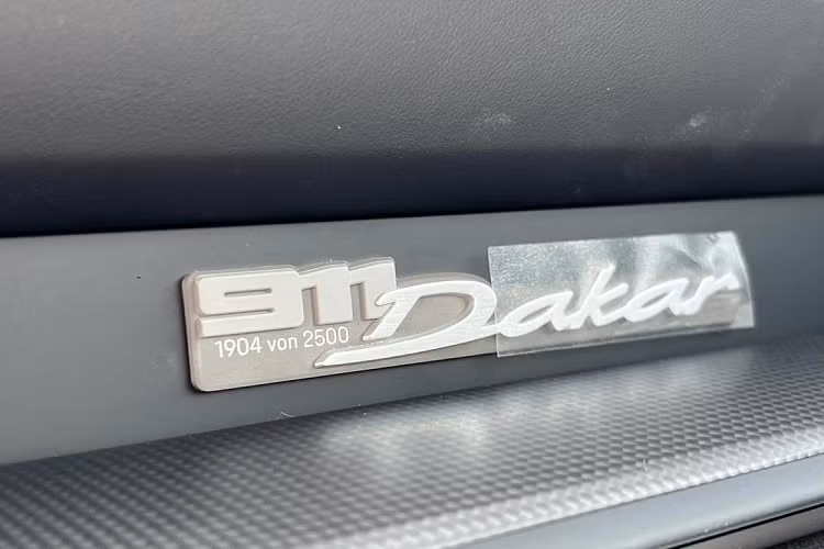 Hiện tại, dòng xe thể thao giới hạn Porsche 911 Dakar 2023 đang được đại lý chính hãng trong nước nhận phân phối với giá bán từ 15,3 tỷ đồng, mức giá này chưa bao gồm các tùy chọn thêm, cũng như chi phí lăn bánh cho xe. "Trái tim" của Porsche 911 Dakar 2023 sử dụng khối động cơ xăng 6 xi-lanh thẳng hàng, tăng áp kép, dung tích 3.0 lít, sản sinh công suất tối đa 473 mã lực và mô-men xoắn cực đại 570 Nm.