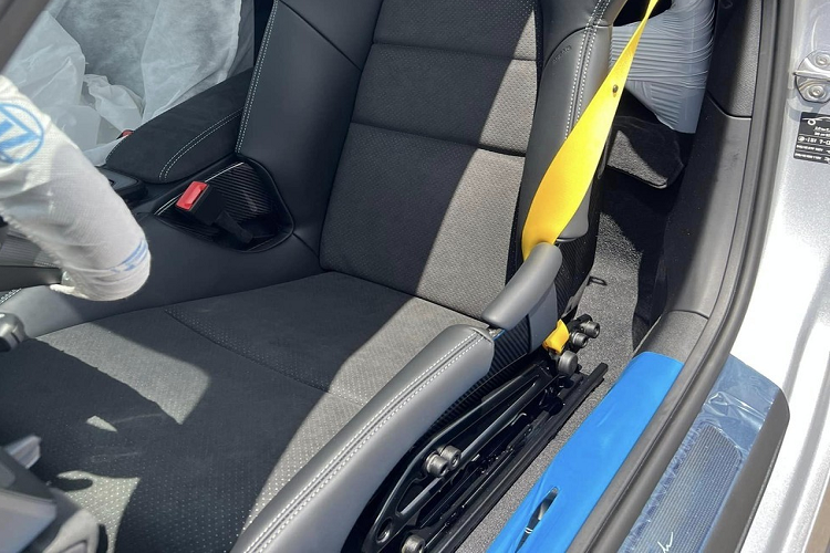 Chưa dừng lại ở đó, chủ nhân của chiếc xe thể thao giới hạn Porsche 911 Dakar 2023 đầu tiên về Việt Nam đã lên tiếng về việc mình sẽ đăng ký tham gia hành trình xe Porsche với chặng đường kỷ lục 35.000 km, từ Sài Gòn chạy đến Đức trong dự kiến 65 ngày vào năm sau, đây sẽ là 1 trong 2 xe Porsche 911 bản giới hạn đầu tiên lộ diện tham gia hành trình ấn tượng này, chiếc còn lại là Porsche 911 Sport Classic của Cường Đô la.