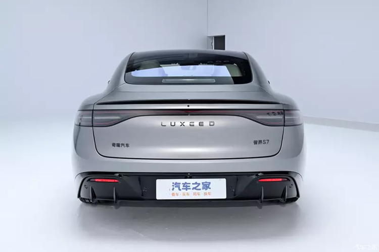 Hệ thống lái tự động thông minh cấp cao có khả năng nhận diện các vật cản không đều và dễ dàng xử lý trong các điều kiện đường xá phức tạp mà không cần phải dựa vào bản đồ chính xác, cho phép xe di chuyển ở mọi nơi , càng đi xa thì càng trở nên hiệu quả hơn.