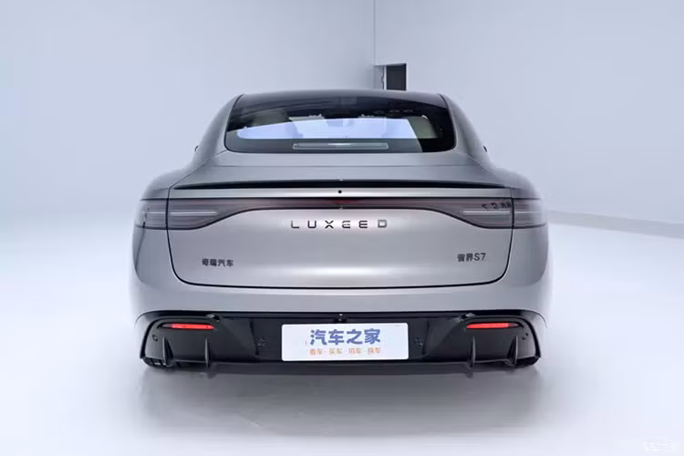 Hệ thống lái tự động thông minh cấp cao có khả năng nhận diện các vật cản không đều và dễ dàng xử lý trong các điều kiện đường xá phức tạp mà không cần phải dựa vào bản đồ chính xác, cho phép xe di chuyển ở mọi nơi , càng đi xa thì càng trở nên hiệu quả hơn.