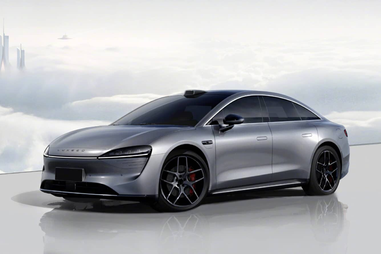 Xe được xây dựng trên nền tảng điện áp cao "Whale" 800V của Huawei. Trong điều kiện vận hành toàn diện CLTC, xe có thể chạy hơn 800 km, chỉ sau 1 lần dạc đầy pin, chưa hết, người dùng có thể sạc pin chỉ trong 5 phút là đi tiếp hơn 200 km và hơn 400 km sau khi sạc trong 15 phút.