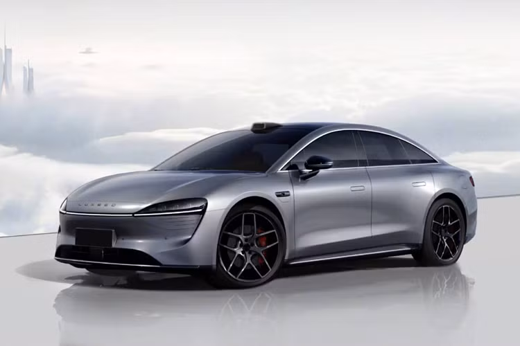 Xe được xây dựng trên nền tảng điện áp cao "Whale" 800V của Huawei. Trong điều kiện vận hành toàn diện CLTC, xe có thể chạy hơn 800 km, chỉ sau 1 lần dạc đầy pin, chưa hết, người dùng có thể sạc pin chỉ trong 5 phút là đi tiếp hơn 200 km và hơn 400 km sau khi sạc trong 15 phút.