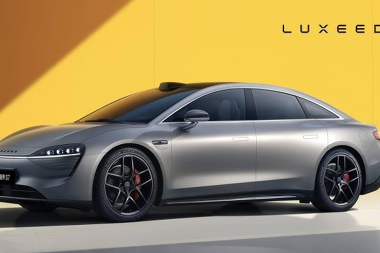 Về sức mạnh, phiên bản dẫn động bốn bánh của Huawei Luxeed S7 2024 có động cơ phía trước công suất 150 kW, khoảng 201 mã lực và động cơ phía sau 215 kW, 288 mã lực, như vậy, xe có công suất tổng cộng là 365 kW, tương đương 489 mã lực, thời gian tăng tốc từ vị trí xuất phát lên 100 km/h chỉ là 3,3 giây.