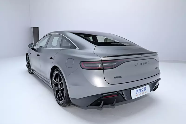 Huawei Luxeed S7 2024 được trang bị hệ thống lái tự động thông minh cấp cao, cho phép xe tự đỗ một cách tự động ở khoảng cách xa, có khả năng tránh vật cản một cách tự động và sẵn sàng phục vụ khi được yêu cầu.