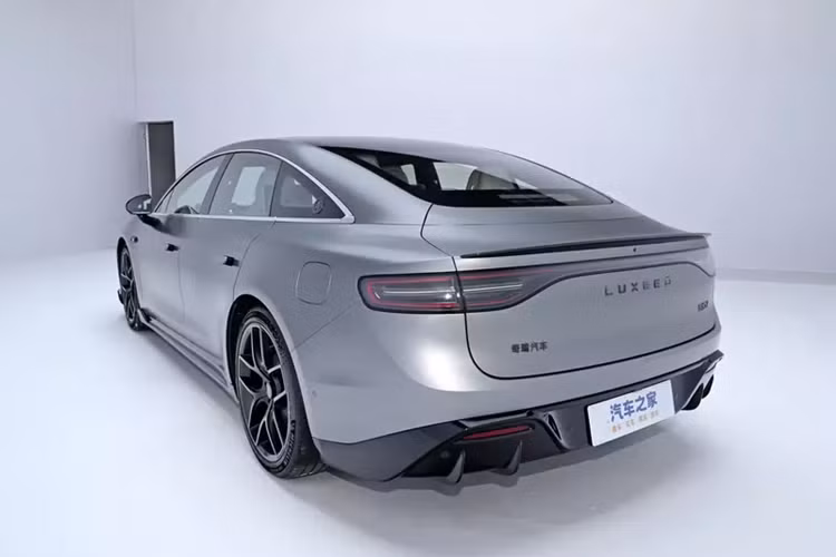 Huawei Luxeed S7 2024 được trang bị hệ thống lái tự động thông minh cấp cao, cho phép xe tự đỗ một cách tự động ở khoảng cách xa, có khả năng tránh vật cản một cách tự động và sẵn sàng phục vụ khi được yêu cầu.