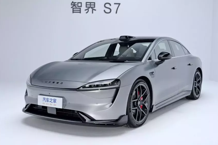 Luxeed S7 2024 hay còn có tên nội bộ ở Trung Quốc là Zhijie S7 đã chính thức ra mắt trong hôm nay, trước đó, chiếc sedan điện này đã bắt đầu mở bán trước vào ngày 9/11, bao gồm tổng cộng 4 mẫu xe, với giá xe Luxeed S7 2024 bắt đầu từ 258.000 nhân dân tệ (tương đương 843 triệu đồng).