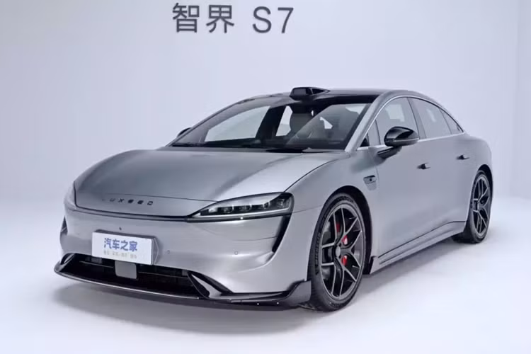 Luxeed S7 2024 hay còn có tên nội bộ ở Trung Quốc là Zhijie S7 đã chính thức ra mắt trong hôm nay, trước đó, chiếc sedan điện này đã bắt đầu mở bán trước vào ngày 9/11, bao gồm tổng cộng 4 mẫu xe, với giá xe Luxeed S7 2024 bắt đầu từ 258.000 nhân dân tệ (tương đương 843 triệu đồng).