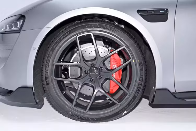 Để làm được điều này, hãng điện thoại Huawei đã mang đến cho Luxeed S7 2024 1 ngoại hình hiếu chiến, nội thất phải nói nhét quá nhiều công nghệ "cây nhà lá vườn" và quan trọng, động cơ điện mạnh mẽ.