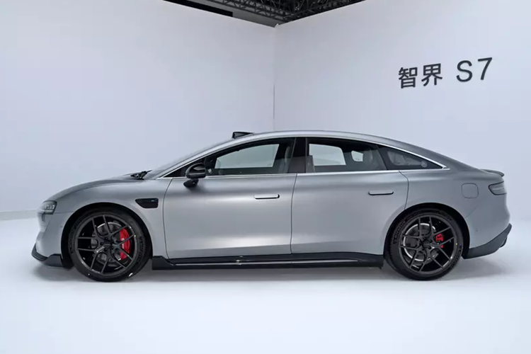 Nhưng bù lại, ghế này có "không gian hoàng gia dành cho phụ nữ", khi có thể được làm phẳng, mang lại trải nghiệm không trọng lực, hỗ trợ điều chỉnh 18 hướng, chức năng massage 10 điểm, chức năng thông hơi và sưởi ấm, góc không trọng lực cho chân là 126 độ, và góc không trọng lực cho thân dưới là 115 độ.