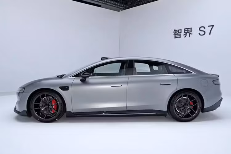 Nhưng bù lại, ghế này có "không gian hoàng gia dành cho phụ nữ", khi có thể được làm phẳng, mang lại trải nghiệm không trọng lực, hỗ trợ điều chỉnh 18 hướng, chức năng massage 10 điểm, chức năng thông hơi và sưởi ấm, góc không trọng lực cho chân là 126 độ, và góc không trọng lực cho thân dưới là 115 độ.