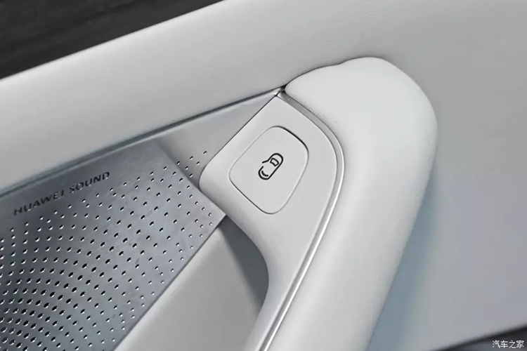 Tổng thể thiết kế nội thất của xe Huawei Luxeed S7 2024 là cách bố trí chung của các dòng xe điện, được trang bị đồng hồ toàn LCD và màn hình điều khiển trung tâm lớn với rất ít nút bấm vật lý, đáng nói là sẽ được trang bị hệ thống Hongmeng OS 4.