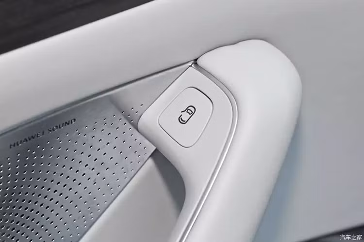 Tổng thể thiết kế nội thất của xe Huawei Luxeed S7 2024 là cách bố trí chung của các dòng xe điện, được trang bị đồng hồ toàn LCD và màn hình điều khiển trung tâm lớn với rất ít nút bấm vật lý, đáng nói là sẽ được trang bị hệ thống Hongmeng OS 4.