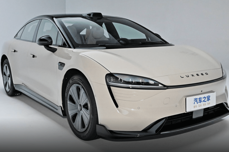 Hàng ghế sau cũng có 2 màn hình cảm ứng kiểu máy tính bảng, tất nhiên là của Huawei sản xuất. Ngoài ra, dàn rạp hát của xe cũng do hãng điện thoại này đảm nhận thiết kế. Tiếp đến là chiếc sedan chạy hoàn toàn bằng điện này sẽ được trang bị ghế ngồi được mô tả là cảm giác như tơ lụa, ngồi như trên đám mây, ám chỉ độ êm ái, thoải mái như các dòng xe sang đắt tiền.