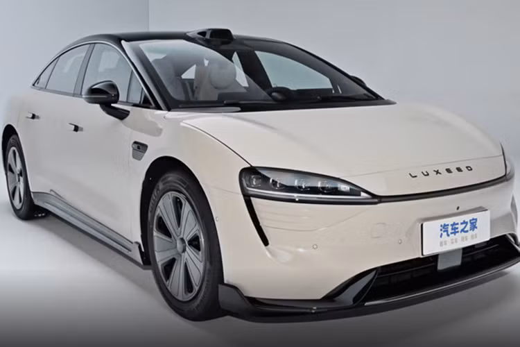 Hàng ghế sau cũng có 2 màn hình cảm ứng kiểu máy tính bảng, tất nhiên là của Huawei sản xuất. Ngoài ra, dàn rạp hát của xe cũng do hãng điện thoại này đảm nhận thiết kế. Tiếp đến là chiếc sedan chạy hoàn toàn bằng điện này sẽ được trang bị ghế ngồi được mô tả là cảm giác như tơ lụa, ngồi như trên đám mây, ám chỉ độ êm ái, thoải mái như các dòng xe sang đắt tiền.