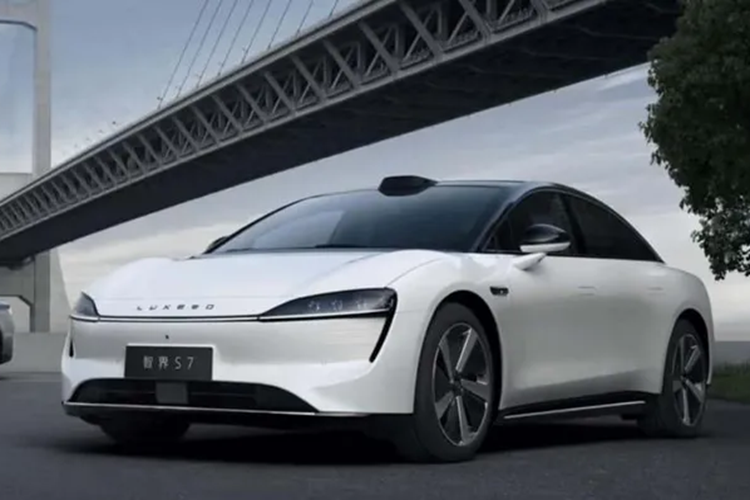 Hàng ghế sau có không gian thoải mái, ghế ngồi hỗ trợ điều chỉnh ở hai mức độ và có chức năng thông hơi và sưởi ấm, được kết hợp với dải đèn và Huawei MagLink, giúp người dùng thoải mái và tiện lợi ở phần sau của xe.