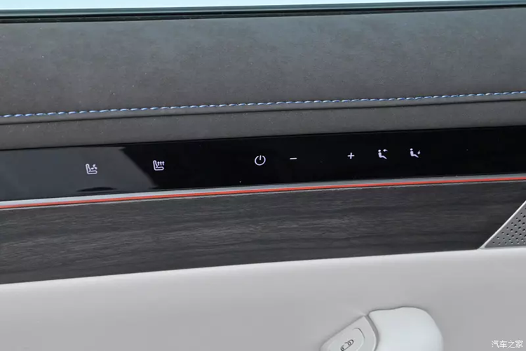 Cuối cùng là việc đặt vào cho sedan điện Huawei Luxeed S7 2024 bộ mâm 21 inch, 5 chấu kép nan hoa đẹp mắt, sơn màu đen mờ rất thể thao kết hợp cùng kẹp phanh màu đỏ hiếu chiến. Chưa hết, xe còn sử dụng bộ lốp Pilor Sport chuyên dụng dành cho xe EV của hãng Michelin.