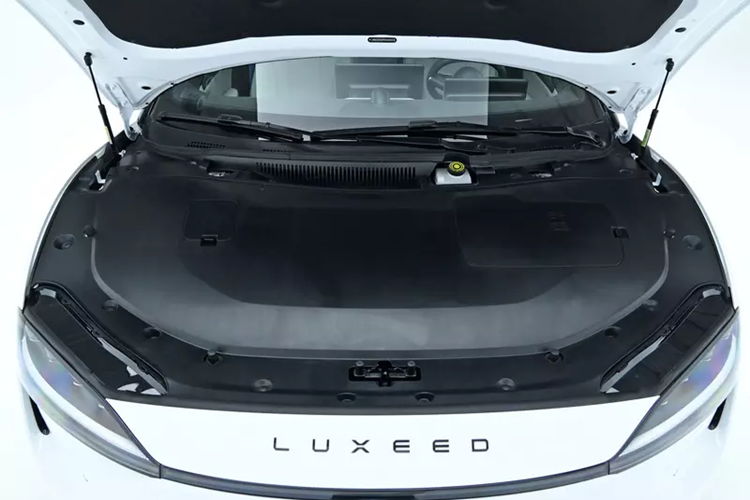 Nói về màn hình, người lái và bên phụ sẽ dùng chung quả màn hình giải trí có kích thước 11.9 inch, nhưng nếu Huawei hào phóng trang bị thêm cho ghế phụ 1 màn hình giải trí, sẽ hợp lý và cao cấp hơn.