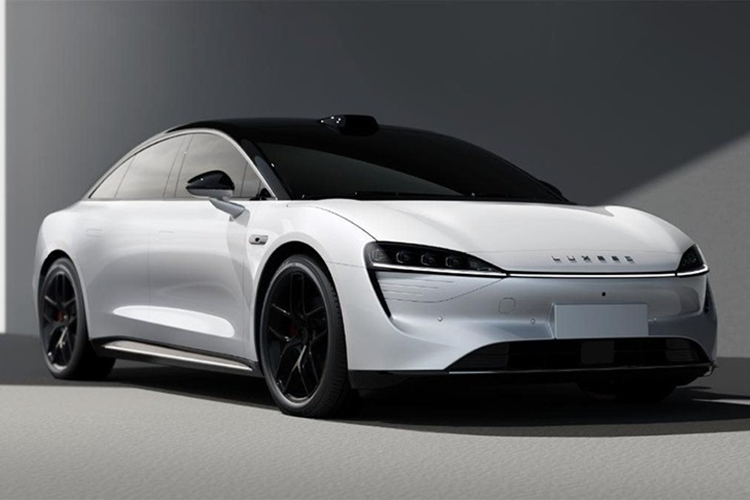 Huawei Luxeed S7 2024 là mẫu xe đầu tiên được trang bị khung gầm Huawei Touring, hệ thống treo là thanh đòn kép phía trước và kết cấu năm liên kết phía sau, được trang bị hệ thống treo khí nén và điều chỉnh giảm chấn CDC.