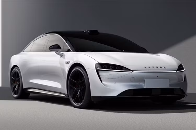 Huawei Luxeed S7 2024 là mẫu xe đầu tiên được trang bị khung gầm Huawei Touring, hệ thống treo là thanh đòn kép phía trước và kết cấu năm liên kết phía sau, được trang bị hệ thống treo khí nén và điều chỉnh giảm chấn CDC.