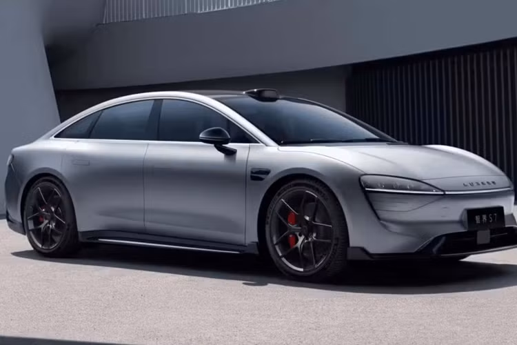 Huawei Luxeed S7 2024 cung cấp 2 chỗ sạc nhanh không dây 50 W, ngăn đựng cốc kép và hộp sưởi và làm mát ẩn, thể tích cốp xe đạt 420 lít, có ngăn ẩn 52 lít và 25 ngăn chứa đồ.