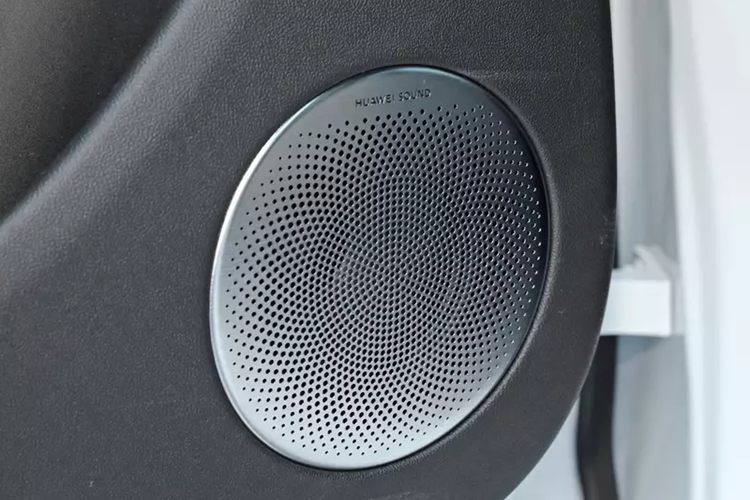 Tiếp đến là các nút bấm được làm từ vật liệu cao cấp nhôm, tinh xảo, kết hợp cùng màn hình cảm ứng 1 chạm, mở cửa cũng chỉ bằng 1 nút bấm, giúp các thành cửa của xe Huawei Luxeed S7 2024 thiết kế khá thoáng đãng.