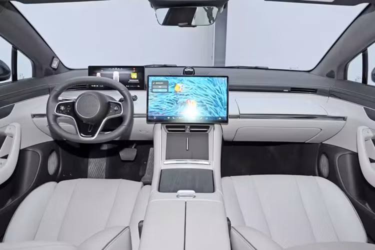 Đầu tiên là việc Huawei Luxeed S7 2024 chạy điện áp dụng phong cách coupe với thiết kế "trưởng thành hơn". Mặt trước sử dụng cụm đèn kết hợp vệt sao, đèn pha LED tích hợp đèn chiếu sáng ban ngày dạng xuyên suốt, kết hợp với hình dạng lỗ thông hơi hẹp ở hai bên vẫn dễ nhận biết. Phía trước xe có logo tiếng Anh Luxeed để dễ dàng nhận diện.