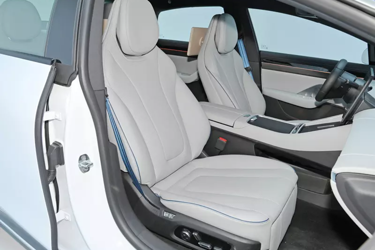 Chiếc xe điện Huawei Luxeed S7 2024 có các kích thước bao gồm, chiều dài 4.971 mm, chiều rộng 1.963 mm, chiều dài cơ sở 2.950 mm, xe áp dụng ý tưởng thiết kế OneBox phổ biến để tối đa hóa không gian nội thất, chúng ta sẽ bàn về sau.