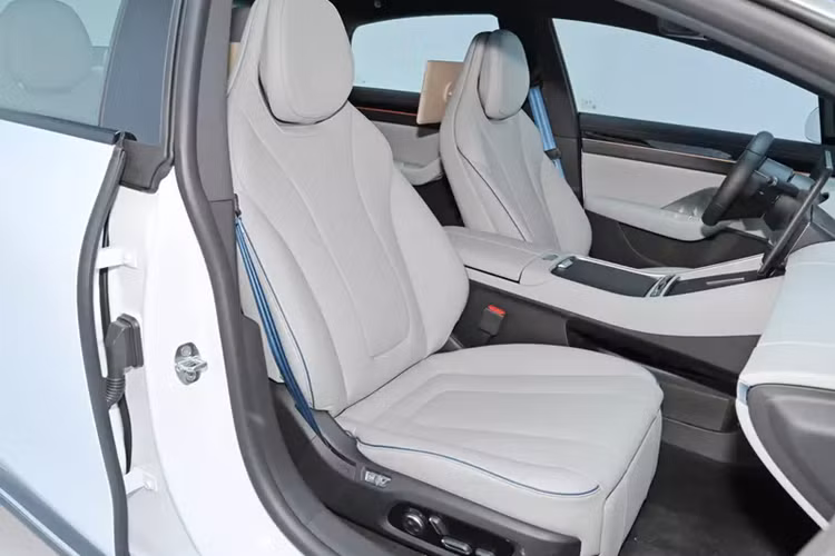 Chiếc xe điện Huawei Luxeed S7 2024 có các kích thước bao gồm, chiều dài 4.971 mm, chiều rộng 1.963 mm, chiều dài cơ sở 2.950 mm, xe áp dụng ý tưởng thiết kế OneBox phổ biến để tối đa hóa không gian nội thất, chúng ta sẽ bàn về sau.