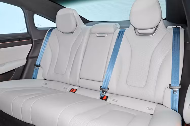 Nhưng đó chưa phải là tất cả những gì mà Huawei đặt ở bên ngoài Luxeed S7 2024, không quá khó để nhận ra mặt trước, bên hông và đằng sau của chiếc sedan chạy hoàn toàn bằng điện này được tích hợp thêm bộ body kit rất thể thao cá tính, chẳng hạn cản trước có thêm cánh lướt gió cỡ lớn, ôm trọn đầu xe, bên sườn có thêm nẹp sườn cỡ lớn và sau xe, các thanh chia gió của cản sau như 1 mẫu xe thể thao.